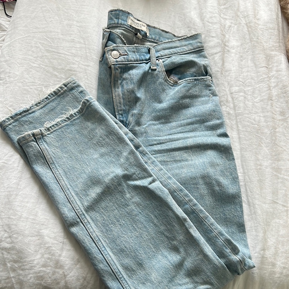 Abercrombie & Fitch 90’s straight ultra high rise, curve love. Crossover button